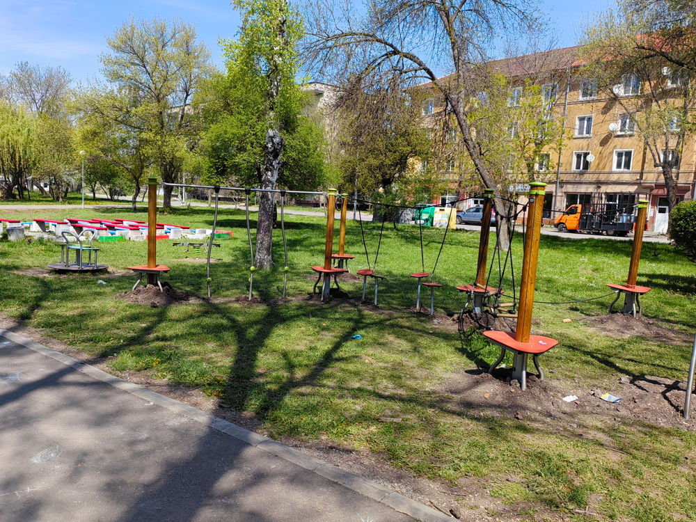 Малка детска площадка в гр. Перник — снимка 2