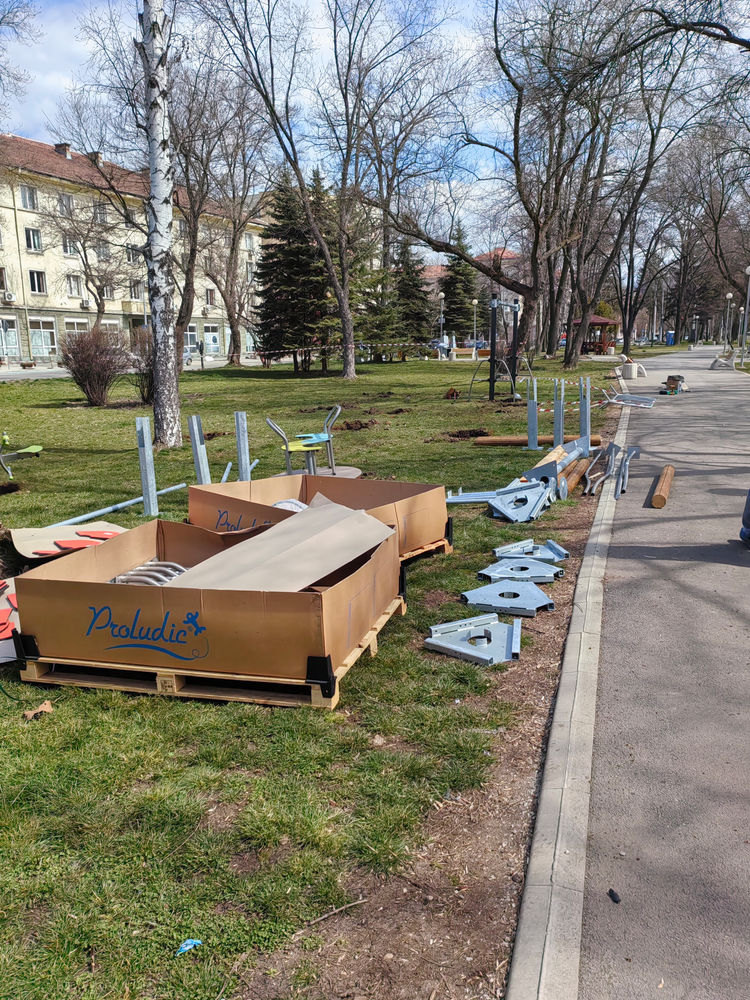 Малка детска площадка в гр. Перник — снимка 11
