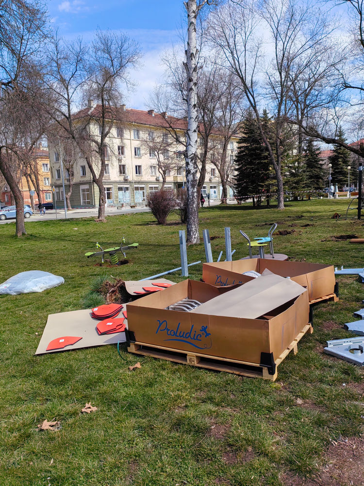 Малка детска площадка в гр. Перник — снимка 12
