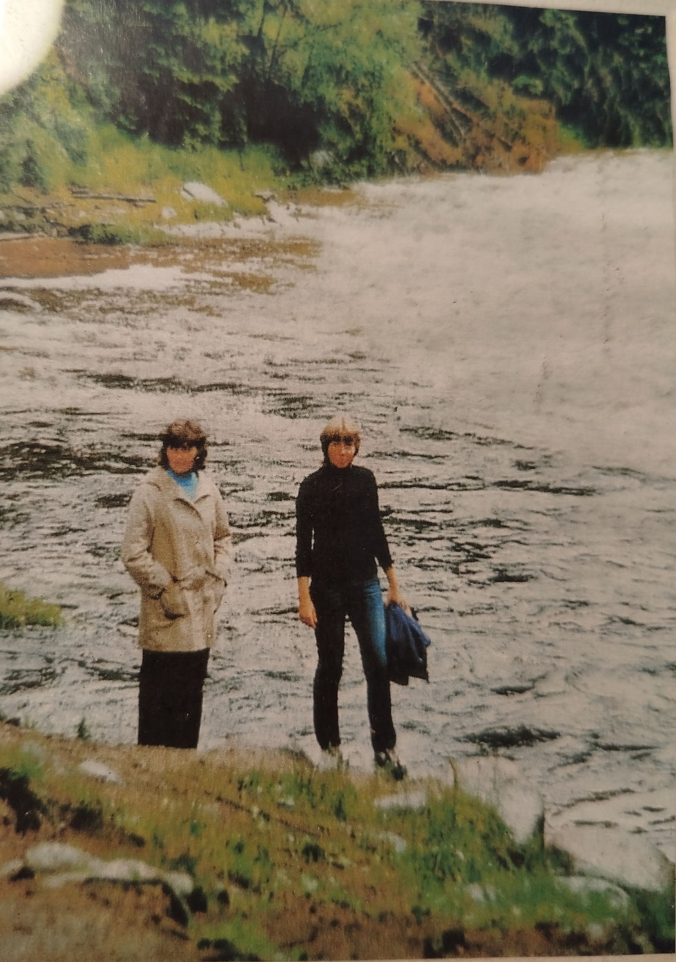 Juli 1980 - in DDR-Jeans, Botas-Turnschuhen und Existenzialistenschwarz im Böhmerwald mit Mutti am Ufer der Otava.  Foto: R.W. auf ORWO-Farbdiafilm mit PRAKTIKA