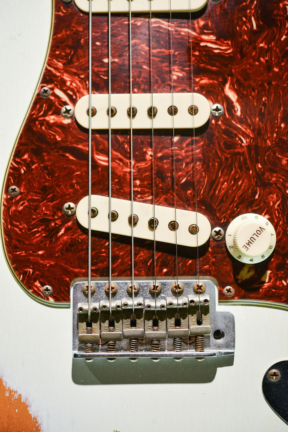 Thumbnail: Fender Custom Shop 60' Heavy Relic Stratocaster - Olympic White over 3TSB (2015)