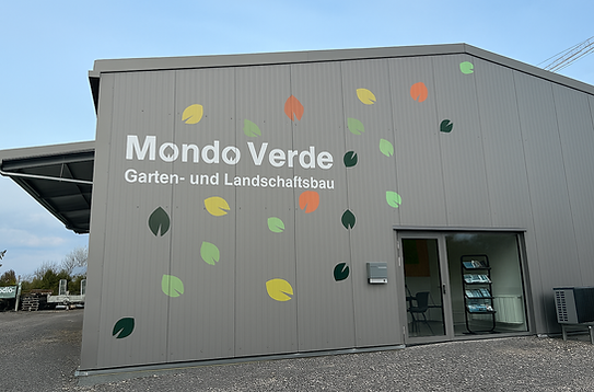 Fassadenbeschriftung mit PVC-Folie – konturgeschnitten, wetterfest und auffällig auf Metallfassade angebracht