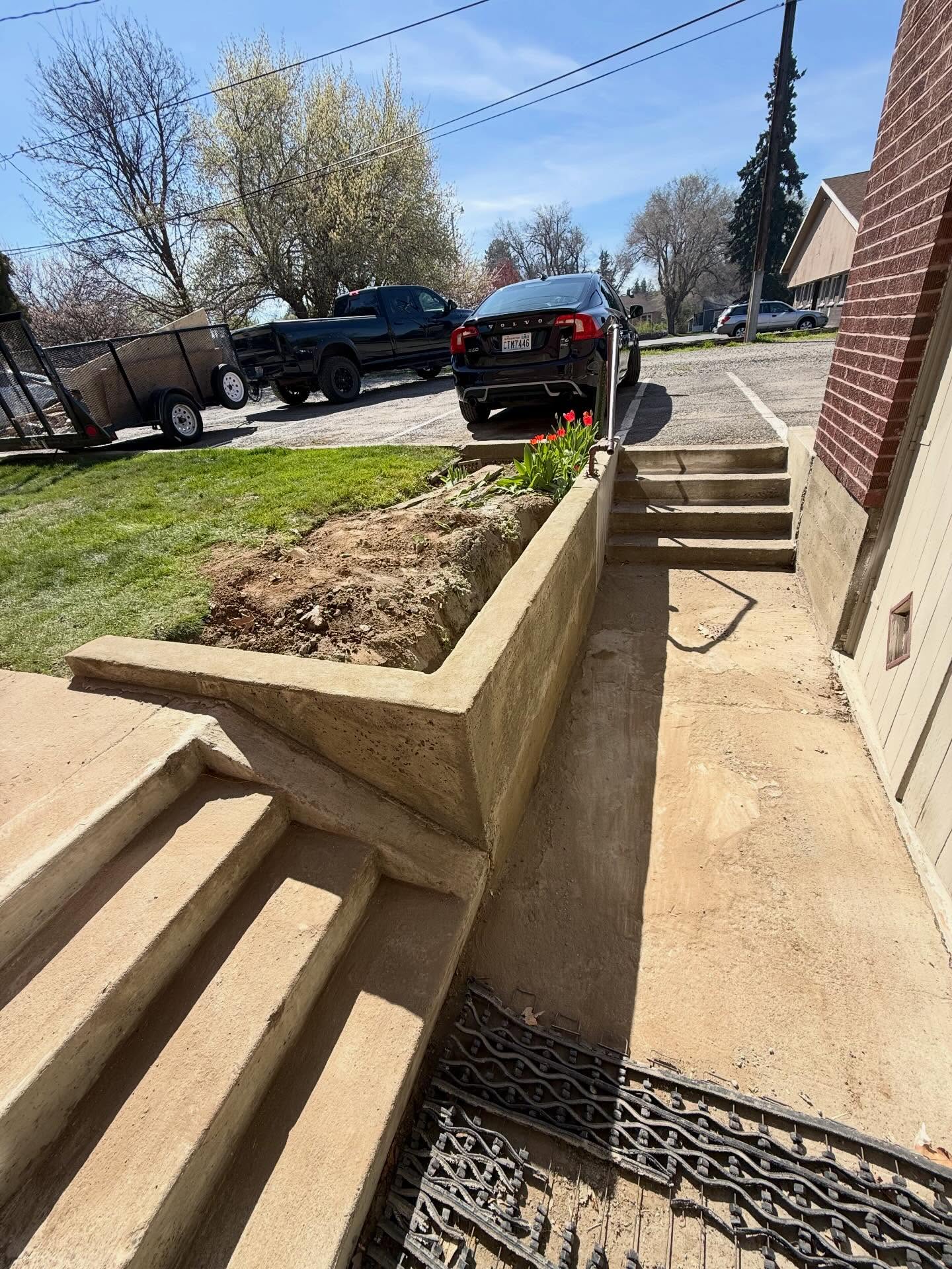 Small Concrete Retaining Wall — project photograph