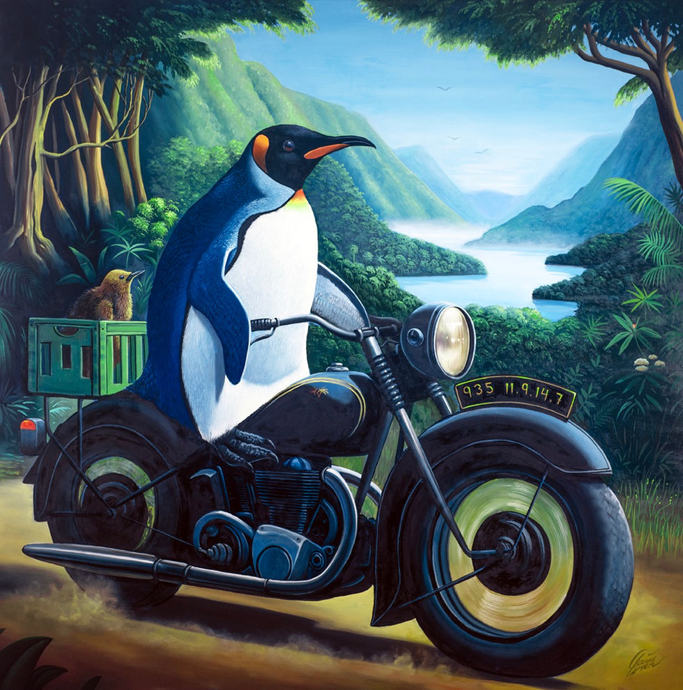 Kongepingvin der kører på motercykel med en pingvinunge på bagagebæren i en grøn plastikkasse