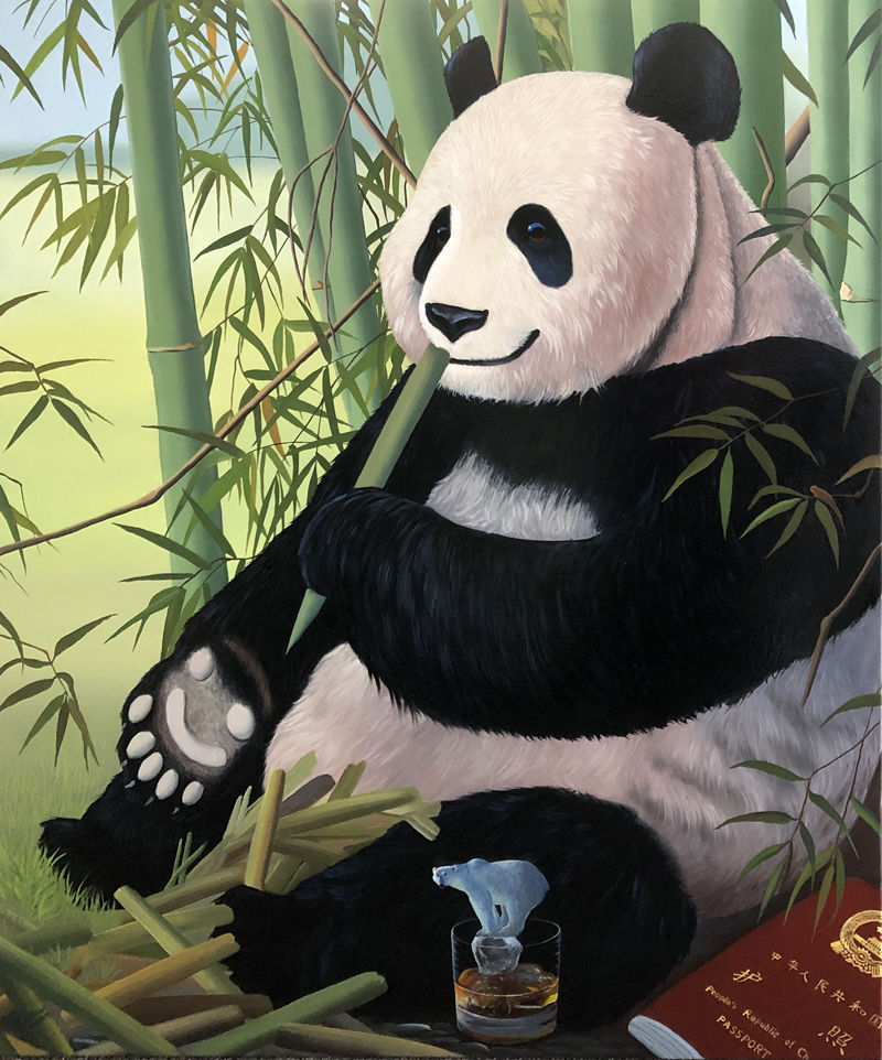 billede af panda der spiser bambo. pandaens trædepuder ligner et co2 symbol. der er også et kinesisk pas på billedet