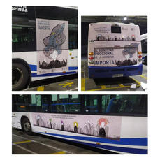 La campaña de Salud Mental va destinada a un público joven. Se implantó en una veintena de autobuses urbanos de la ciudad de Salamanca durante más de 3 meses.
La idea consistía en visibilizar esta problemática a fin de afrontarla sin tapujos y con respeto.
La imagen refleja una persona de joven en cuyo pelo tiene enredados los diferentes asuntos que preocupa a este sector de la población: la preservación del planeta, el acceso a la educación, la violencia de género, el acoso escolar, el cyberbulling, las redes sociales, la moda y el cuerpo, la crueldad animal y el empleo juvenil.
La figura sale de un bloque de gente gris, aquellos por los que se siente incomprendida pero que, sin embargo, son su universo. Debe dejarse ayudar.
En la imagen lateral encontramos una afirmación recogida de diferentes estudios: 1 de cada 7 adolescentes en el mundo, padece un problema de salud mental. La imagen cuenta con 35 personas e las cuales 5 son diferentes, de esta manera visualizamos que la probemática es mayor de lo que podemos imaginar con una simple cifra.