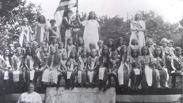 School-aged children atop a patriotic float during Issaquah's 4th of July parade of 1911