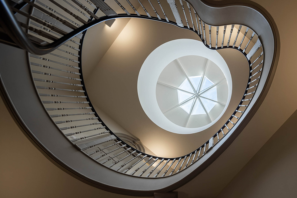 Escadaria do antigo Hotel do Louvre no Porto