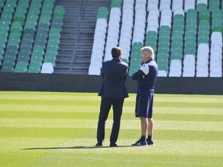 Ángel Haro visita el entrenamiento del Betis antes de El Gran Derbi