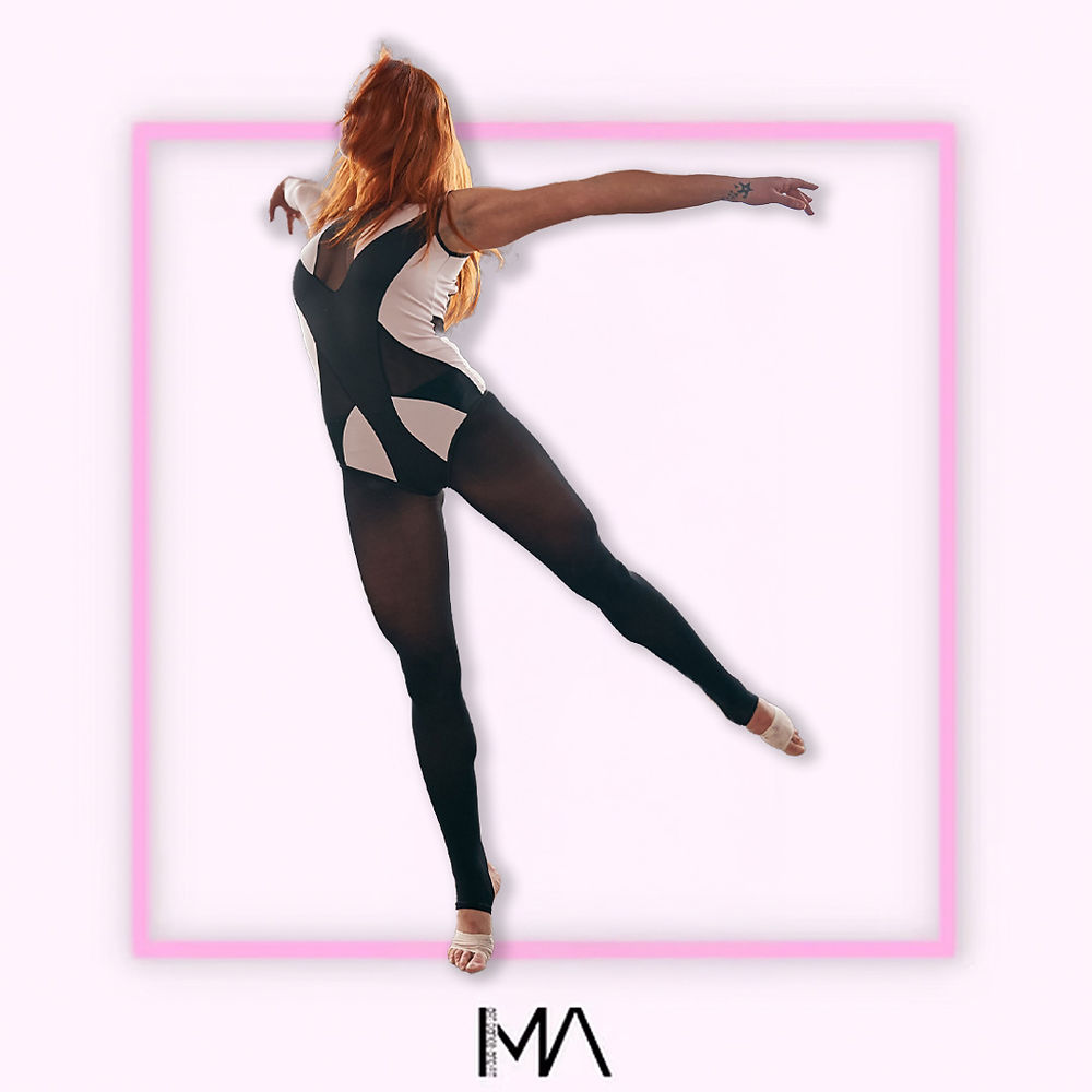 Ragazza alla sbarra che fa danza classica