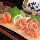 大阪府池田市菅原町 阪急池田駅前の居酒屋”のらばる”,サーモン三種盛り,は純国産サーモンを取り寄せ、食べ比べが出来る関西でも唯一の店