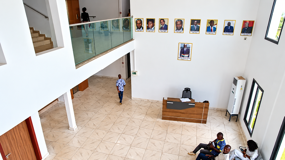 Hall institutionnel lumineux et moderne.png