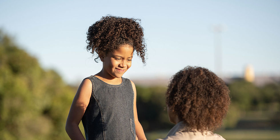 Multikulturní dívka si povídá s matkou