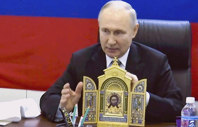 PUTIN DISPLAYS RELIGIOUS ICONS