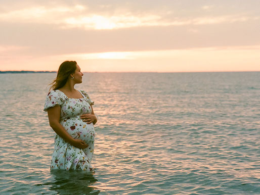 Maternity Photos on Lake Ontario