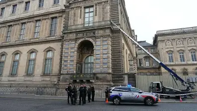 Robo de película en el Louvre: ladrones roban joyas “invaluables” de la colección real francesa en pleno día