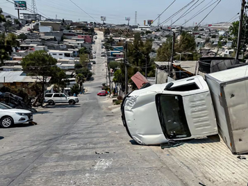 Camión de paquetería vuelca en El Florido; conductor resulta con lesiones menores