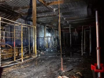 Voraz incendio consume edificio en Zona Centro