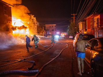 Incendio arrasa con vivienda en la colonia 70-76; dos más resultan afectadas