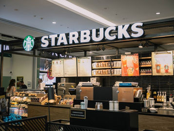 Starbucks cierra cientos de tiendas y anuncia más despidos en medio de crisis