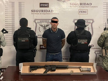 Detienen a joven armado con fusil en Playas de Tijuana