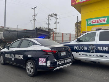 Lanzan bomba molotov contra camioneta dentro de vivienda en Rosarito; el fuego fue controlado a tiempo