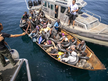 Horror en el Atlántico: migrantes acusados de brujería matan a decenas durante travesía hacia Canarias