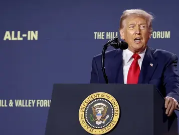 Trump firma orden para facilitar desalojo de personas sin hogar y priorizar fondos a ciudades con mano dura