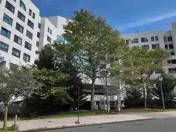 Tragedia en asilo de Brooklyn: mujer de 89 años muere tras brutal ataque con pieza de silla de ruedas