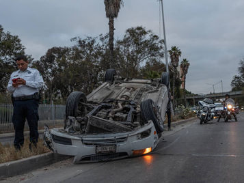 Auto vuelca en la Vía Rápida a la altura del CREA; no hubo lesionados