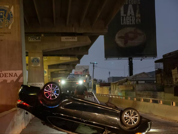 Auto con placas de California aparece volcado y vacío en plena avenida