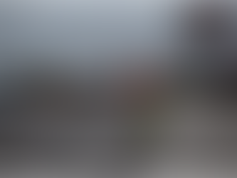 Auto derriba poste en Vía Rápida Oriente y causa caos vial en Tijuana