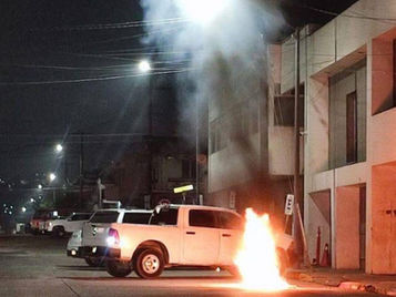 Violentos ataques simultáneos contra la FGE en Ensenada: incendian vehículos y lanzan bombas molotov