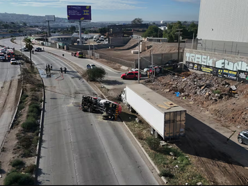 Caos en Tijuana: pipa de gas se vuelca en Vía Rápida Poniente y deja tres heridos