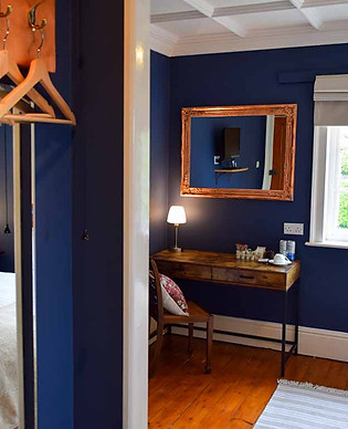 Twin room dressing area at Elloe Lodge B&B in Holbeach