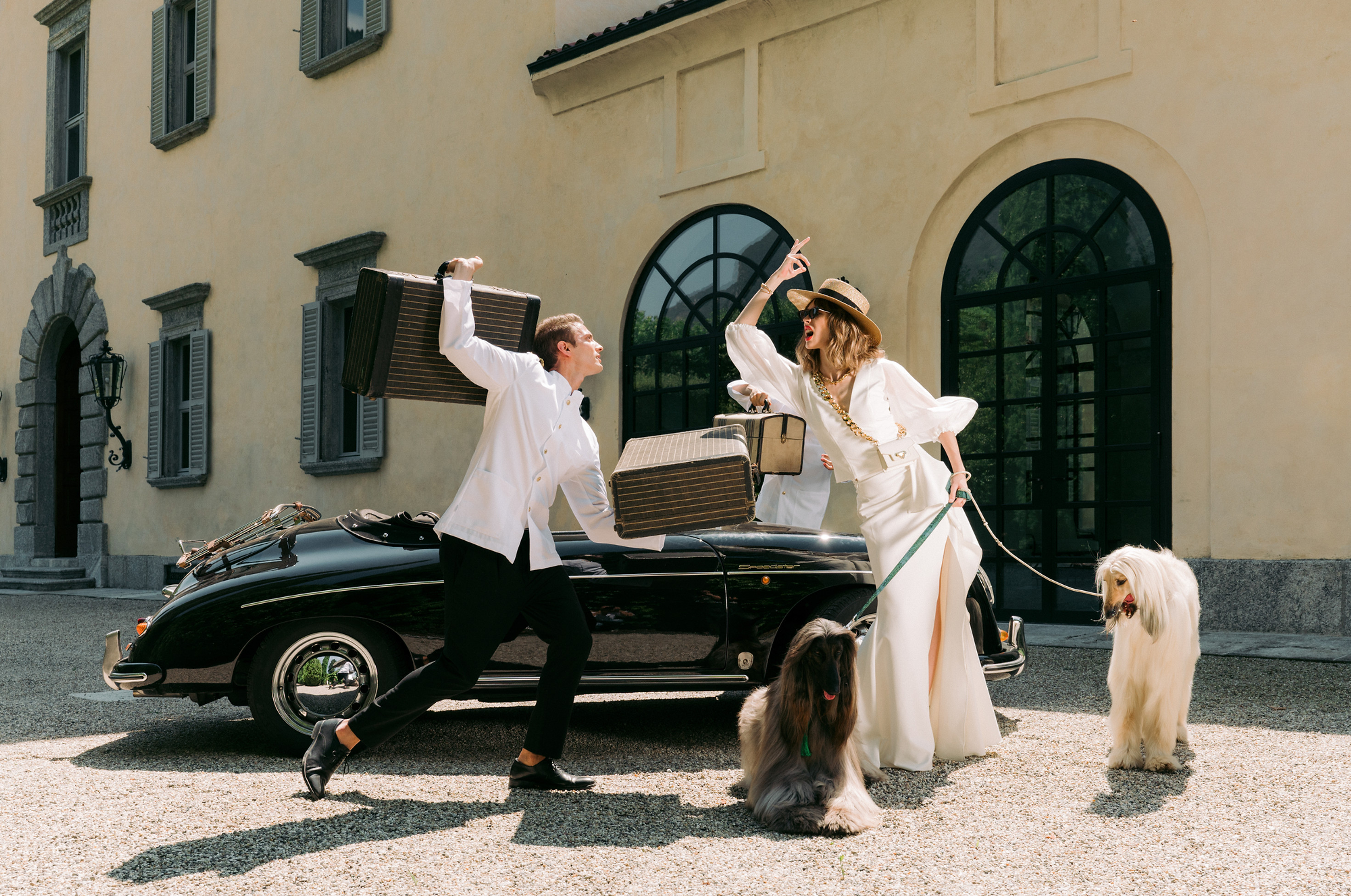 Una coppia con una Porsche 356 Speedster davanti a una villa italiana — VAGUE Luxury Rent