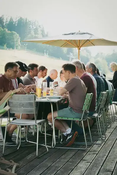 Eine Gruppe genießt alkoholfrei Weizen nach einer gemeinsamen Radausfahrt