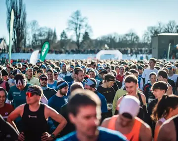 Athlet:innen beim Silvesterlauf in Kempten vor dem Start.