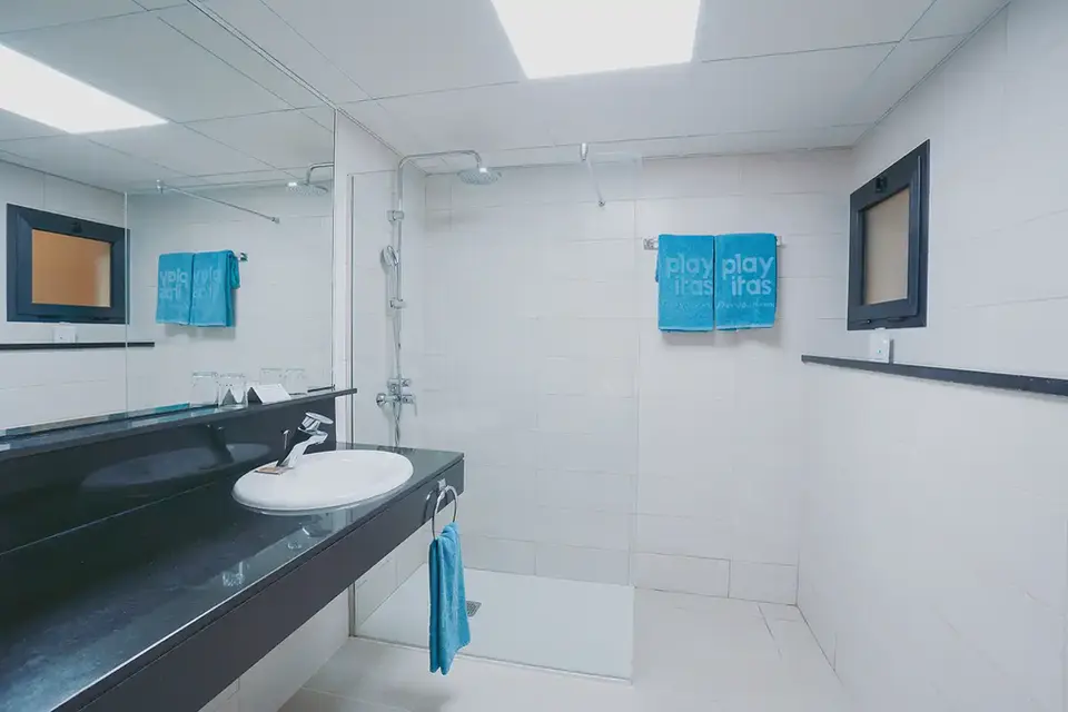 Modernes, schwarz-weisses Badezimmer im Playitas Resort auf Fuerteventura