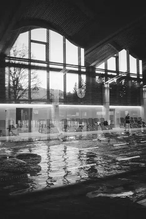 Schwimmhalle im Hotel des Schwimm-Langlauf-Camps von 808project