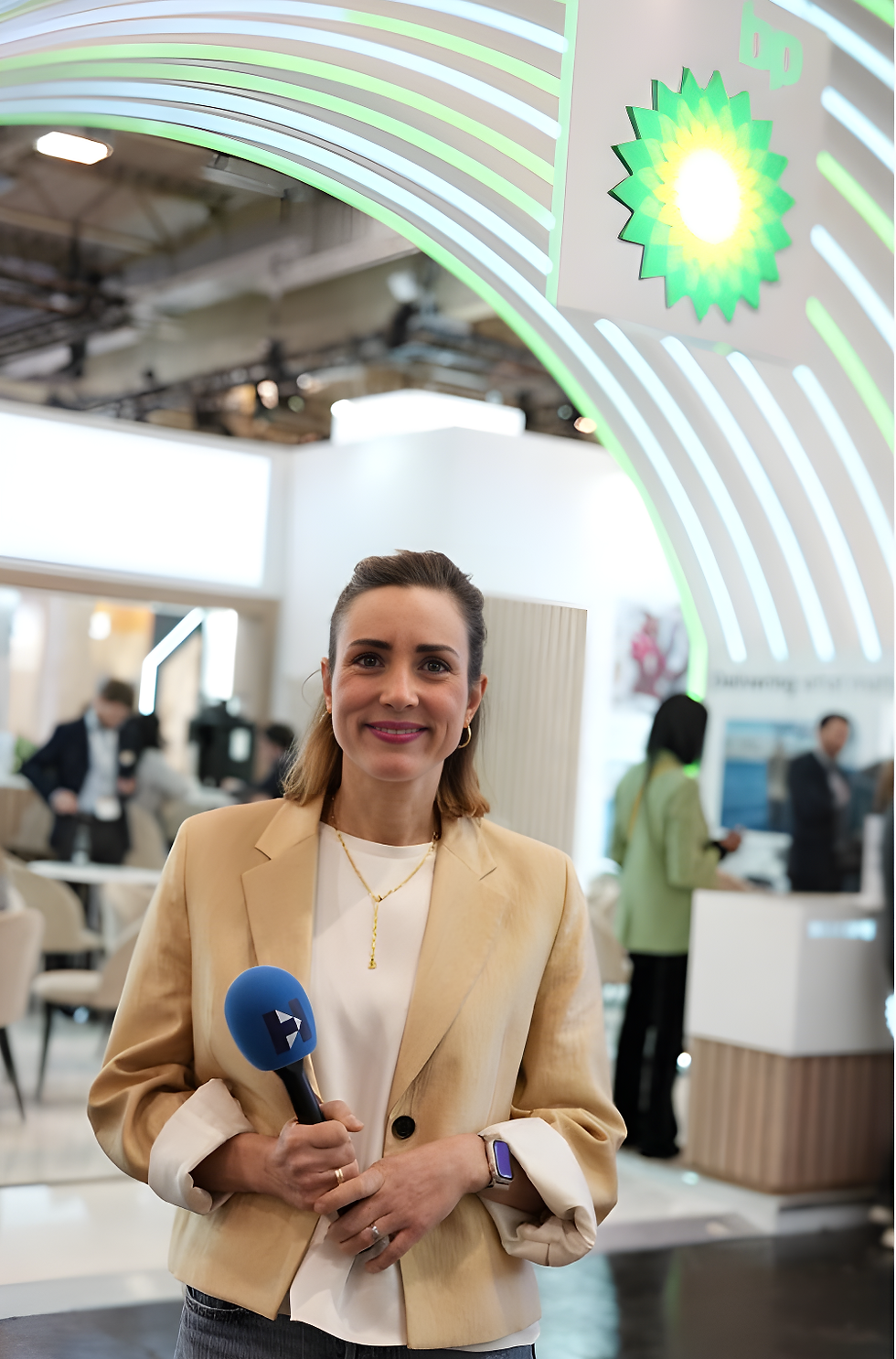 Portrait von Lisa Schmitz auf einer Bühne, warme Töne, Fokus auf Gesicht, Querformat