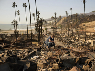 How are Los Angeles firefighters preparing to battle the return of menacing winds in the wildfires?