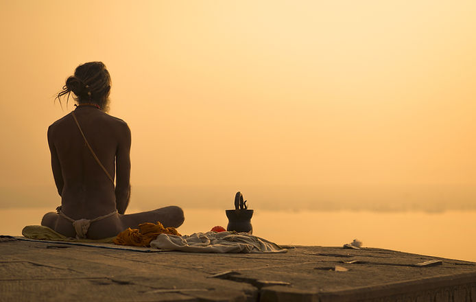Méditation prêtre indien au coucher du s
