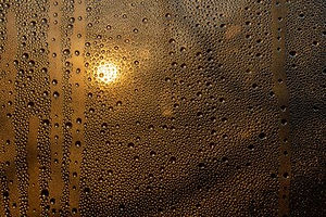 por-do-sol-atraves-de-um-vidro-embacado-com-gotas-e-pingos_170532-1441.jpg