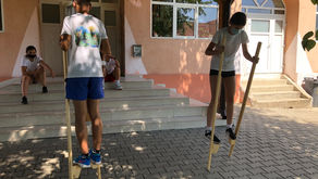 Batem toaca, jucăm polca și mergem pe picioroange