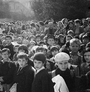 Fotografie de Edmund Höfer: Deschiderea anului școlar 1973-1974, în Cihoschi