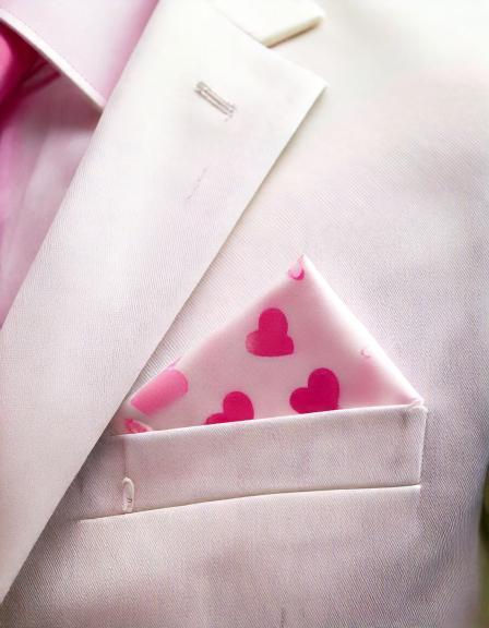 Firefly Anzug, welcher die Farbe weiß hat und das Muster der rosanen Herzen hat; das Anste