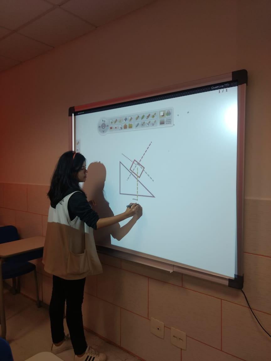 As ferramentas de tecnologia tem a capacidade de oferecer a qualidade na educação, além de aproximar a escola do universo do aluno. No Colégio Perini já temos lousa digital para alunos do Ensino Fundamental e Ensino Médio.