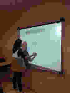 As ferramentas de tecnologia tem a capacidade de oferecer a qualidade na educação, além de aproximar a escola do universo do aluno. No Colégio Perini já temos lousa digital para alunos do Ensino Fundamental e Ensino Médio.