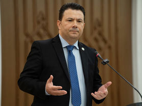 Urgjenca dhe Protesta si regjim. Pse ritmi i revoltës prodhon pushtet, jo ndryshim?